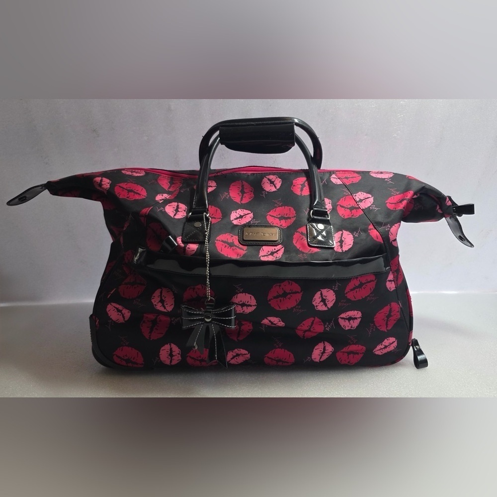 RARE Betsey Johnson Lips Kiss Print Rolling Bag Carry On Weekender Roll Luggage💋